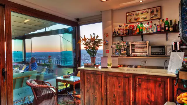 Escapade romantique avec dîner traditionnel, verre de cava et chocolats à Gren