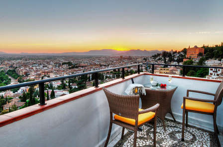 Escapade à Grenade : cocktail sur la terrasse avec une vue incroyable