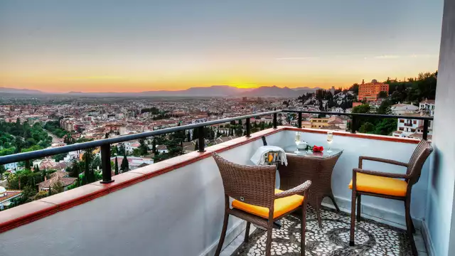 Escapada romántica en Granada en habitación superior con terraza privada, copa de cava y bombones
