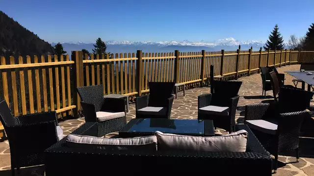 Balcón con vistas al lago Léman para una estancia gastronómica