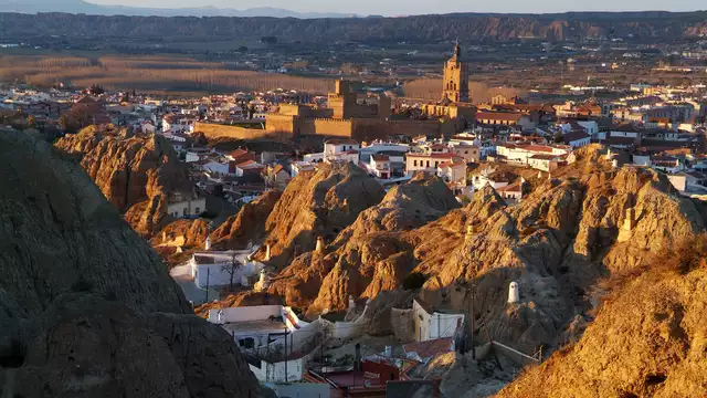 Gastronomía andaluza en el corazón de Guadix: alojamiento con desayuno y cena incluidos