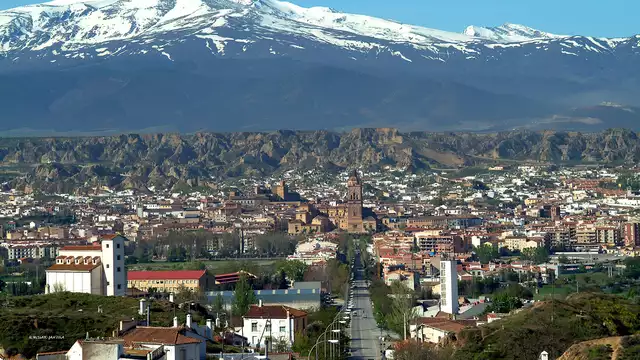 Gastronomía andaluza en el corazón de Guadix: alojamiento con desayuno y cena incluidos