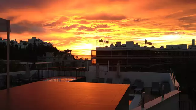 Trinquez au bord de la piscine à Torremolinos, au cœur de la Costa del Sol