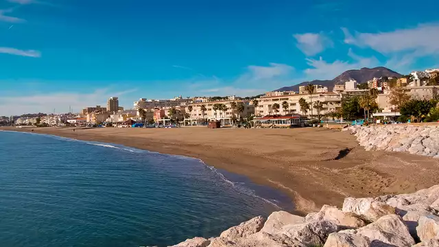 Trinquez au bord de la piscine à Torremolinos, au cœur de la Costa del Sol
