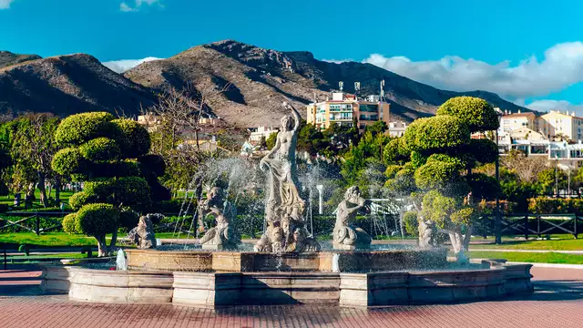 Trinquez au bord de la piscine à Torremolinos, au cœur de la Costa del Sol