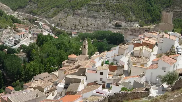 Romanticismo en Alcalá del Júcar en habitación superior con cena y visita a una bodega con cata