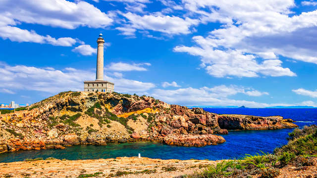 Escapada con botella de vino cerca de las maravillosas erosiones de Bolnuevo