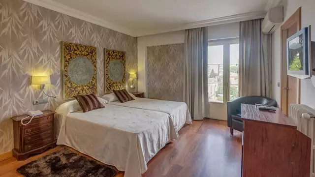Escapada romántica en Figueres con hidromasaje, cava y desayuno incluido