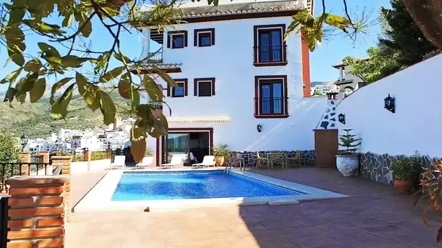 Escapada para tres con desayuno incluido y más en el corazón de Andalucía