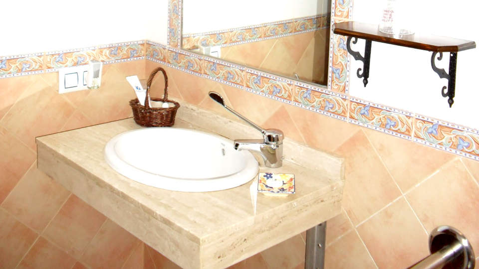 Hotel Restaurante Cortijo de Tájar - Edit_Bathroom.jpg