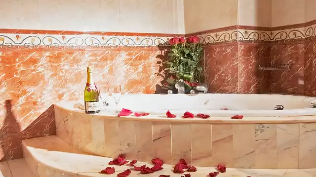 Escapada romántica en suite con bañera de hidromasaje y cena degustación en Hellín
