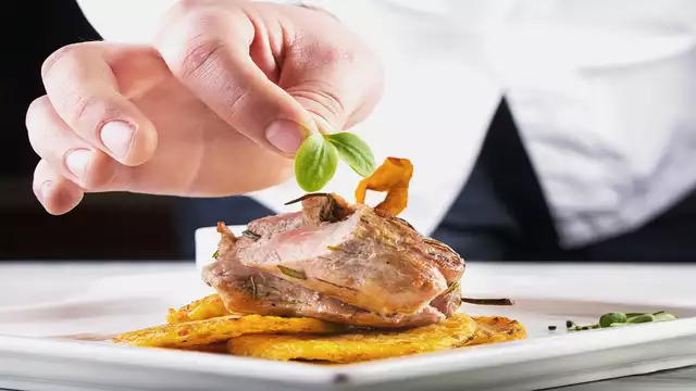 Escapada romántica en suite con bañera de hidromasaje y cena degustación en Hellín