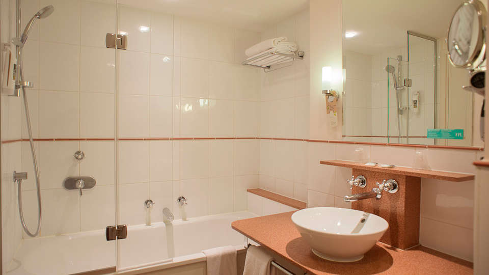 Mercure Lille Metropole - EDIT_bath.jpg