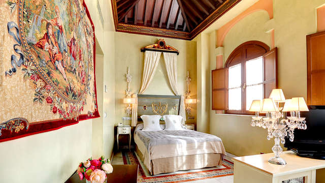 Escapada en habitación superior y botella de cava en Sevilla