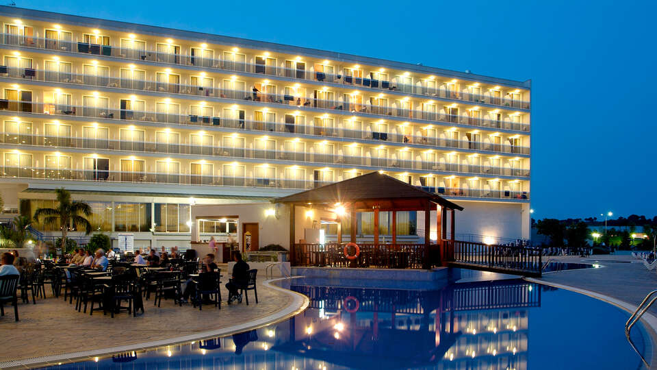 Para parejas Descubre Salou en un con desayuno y las calas de la Costa Dorada