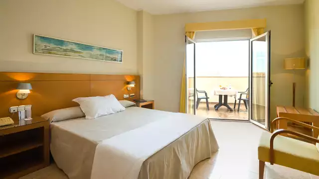 Escápate a San Pedro del Pinatar con botella de cava en la habitación y cerveza gratis en el bar