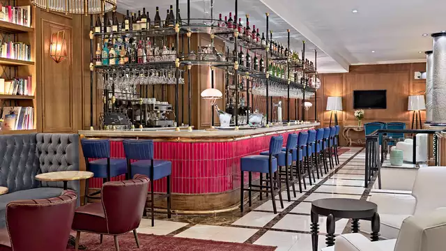 Romanticismo nel cuore di Madrid con champagne, frutta e cioccolato