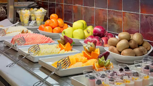 Romanticismo nel cuore di Madrid con champagne, frutta e cioccolato
