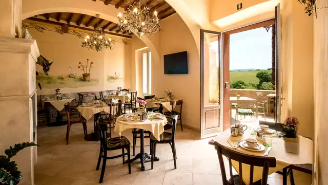 Weekend in Toscane: hotel in superior kamer inclusief ontbijt en uitzicht op de heuvels