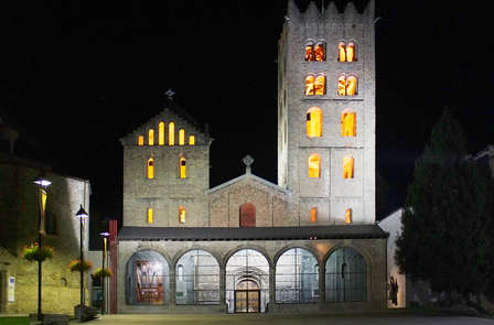 Romantisme en chambre supérieure avec bouteille de cava, pétales de roses et bain moussant