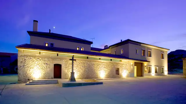 Acceso al spa, visita a bodega con degustación de vinos y descuento en noches extra