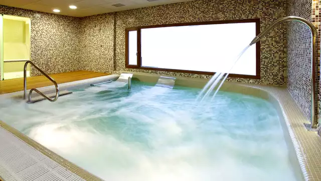 Acceso al spa, visita a bodega con degustación de vinos y descuento en noches extra