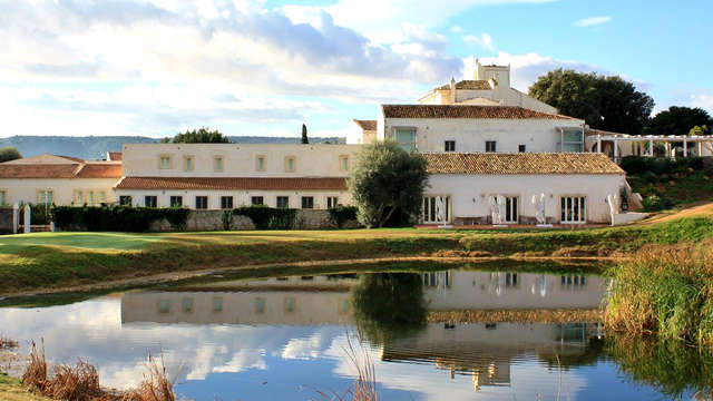 A un paso de Siracusa en un complejo de 5* con cena y acceso al spa