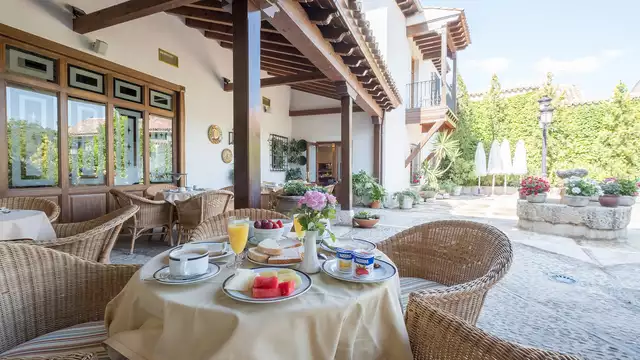 Romanticismo con bañera de hidromasaje y botella de cava en Chinchón
