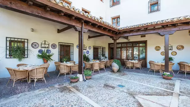 Romanticismo con bañera de hidromasaje y botella de cava en Chinchón