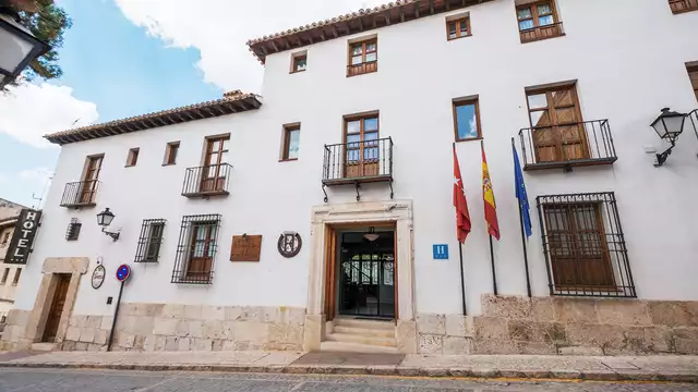 Romanticismo con bañera de hidromasaje y botella de cava en Chinchón