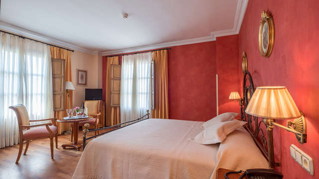 Romanticismo en Chinchón con bañera hidromasaje en la habitación y botella de cava