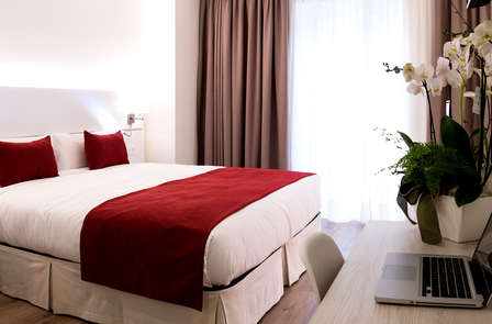 Romantisme avec vin et chocolats dans la charmante ville de Pampelune