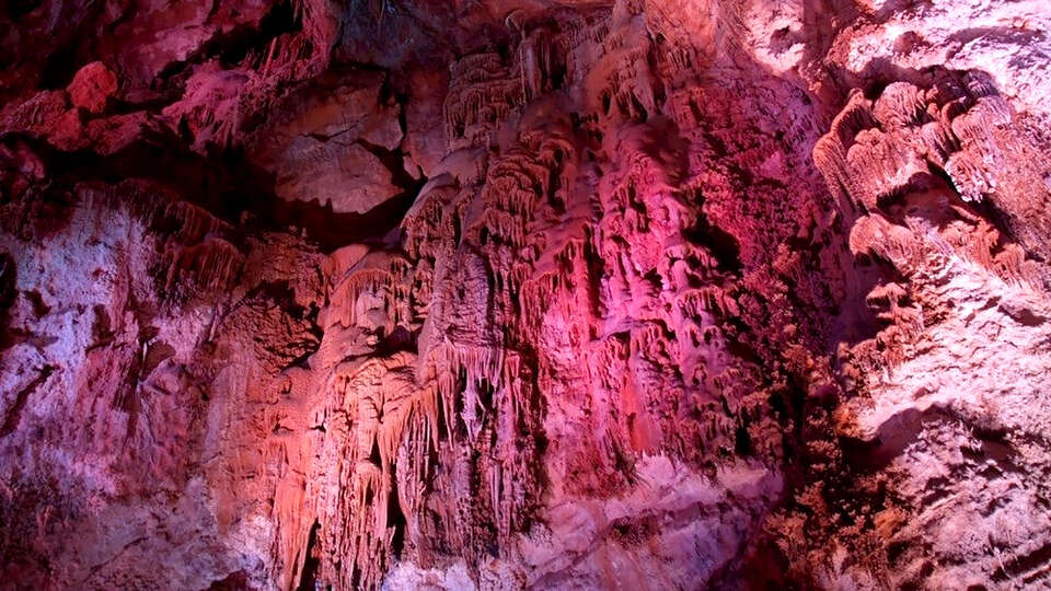 Descansa en un y descubre las Cuevas del Canelobre una maravilla de la naturaleza