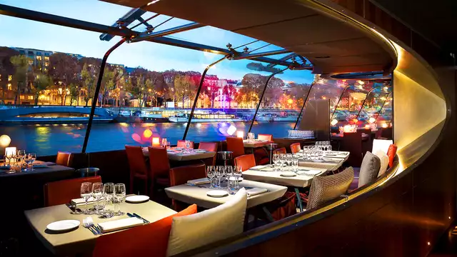 Soggiorno prestigioso in camera con vista sulla Torre Eiffel e cena in crociera sulla Senna