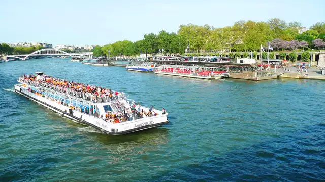 Descubre París recorriendo el Sena en barco