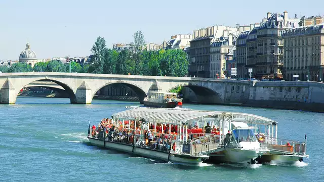 Séjour en famille avec croisière sur la Seine parisienne