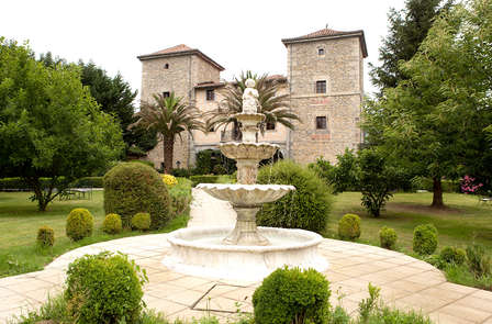 Romantisme dans un ancien palais du XVIIe siècle dans la campagne de la Cantabrie