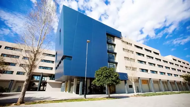 Escápate en familia en habitación cuádruple, desayuno y parking cerca de Alicante