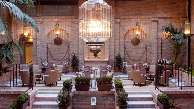 Alójate en un lujoso hotel 4* ubicado en el corazón de Granada con visita a la Alhambra