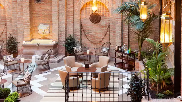 Alójate en un lujoso hotel 4* ubicado en el corazón de Granada con visita a la Alhambra