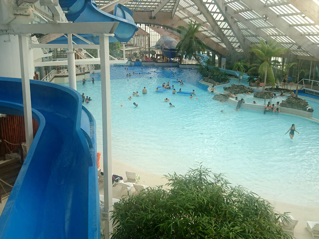 Escapade familiale avec entrée 1 jour au parc Aquaboulevard Paris - 3* - 1