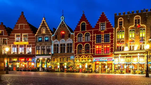 Een boottocht over de grachten + bezoek aan de kerstmarkt in Brugge