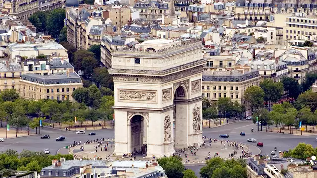 Vacaciones parisinas con visita al Arco del Triunfo.
