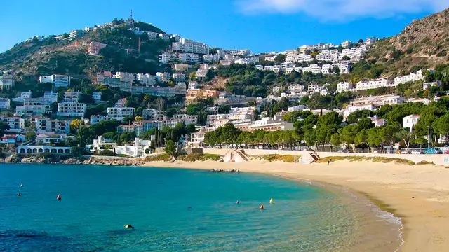 Scopri Calella in mezza pensione