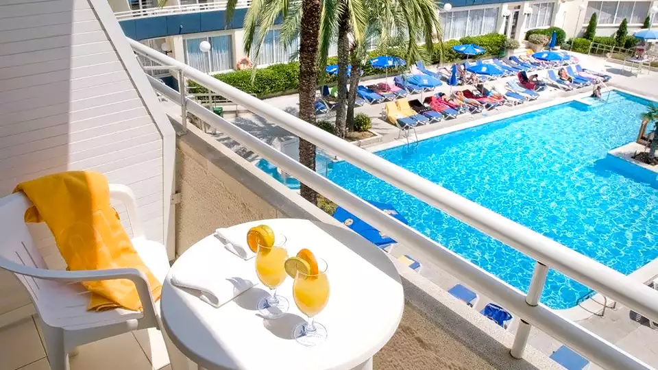 Escapada en habitacion con vistas a la piscina y con cena