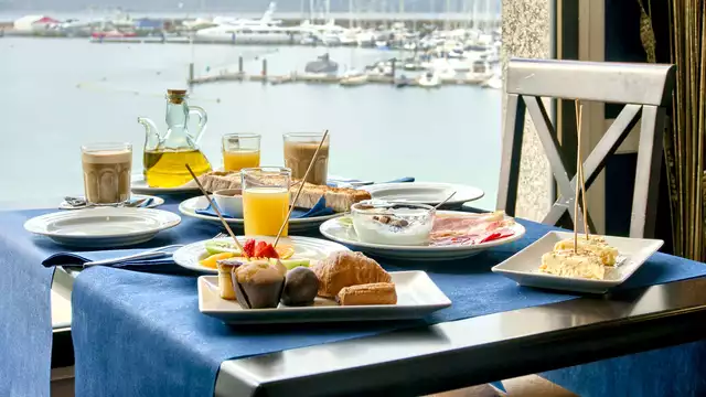 Escapade romantique à Sanxenxo avec des chocolats, du vin mousseux et une atmosphère romantique
