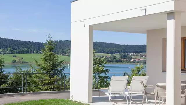 Instant de détente en bord de lac