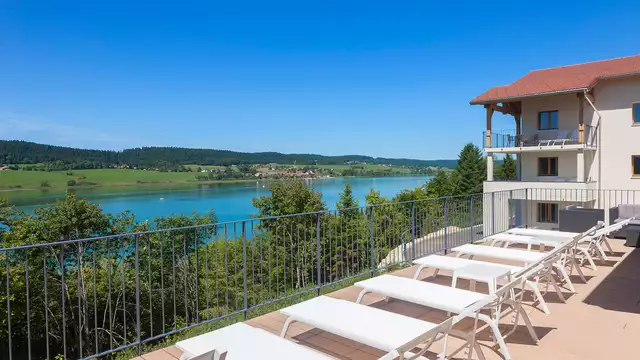 Instant de détente en bord de lac