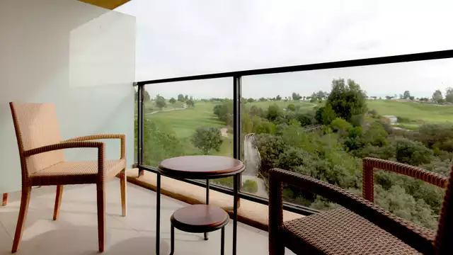 Lujo en Valdecañas en habitación superior con terraza y desayuno incluido