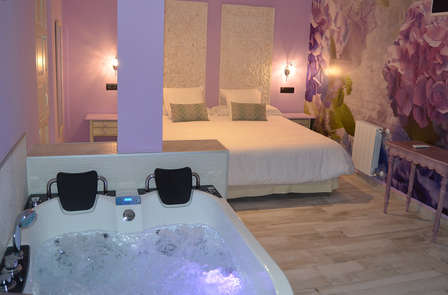 Verblijf met jacuzzi in de kamer in Santillana del Mar